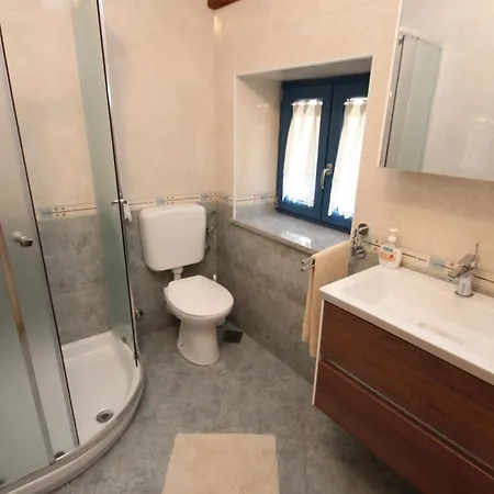 Сasa de vacaciones House With A Parking Space Kirmenjak, - 16515